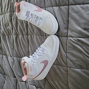6.5 (Y) Nike Borough white and pink